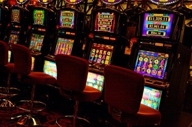 nabatibet alternatif platform showing live-dealer table, sportsbook, and slot games on mobile device